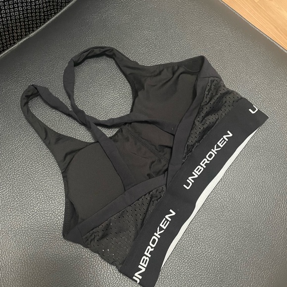 Small unbroken designs sports bra - Picture 1 of 2